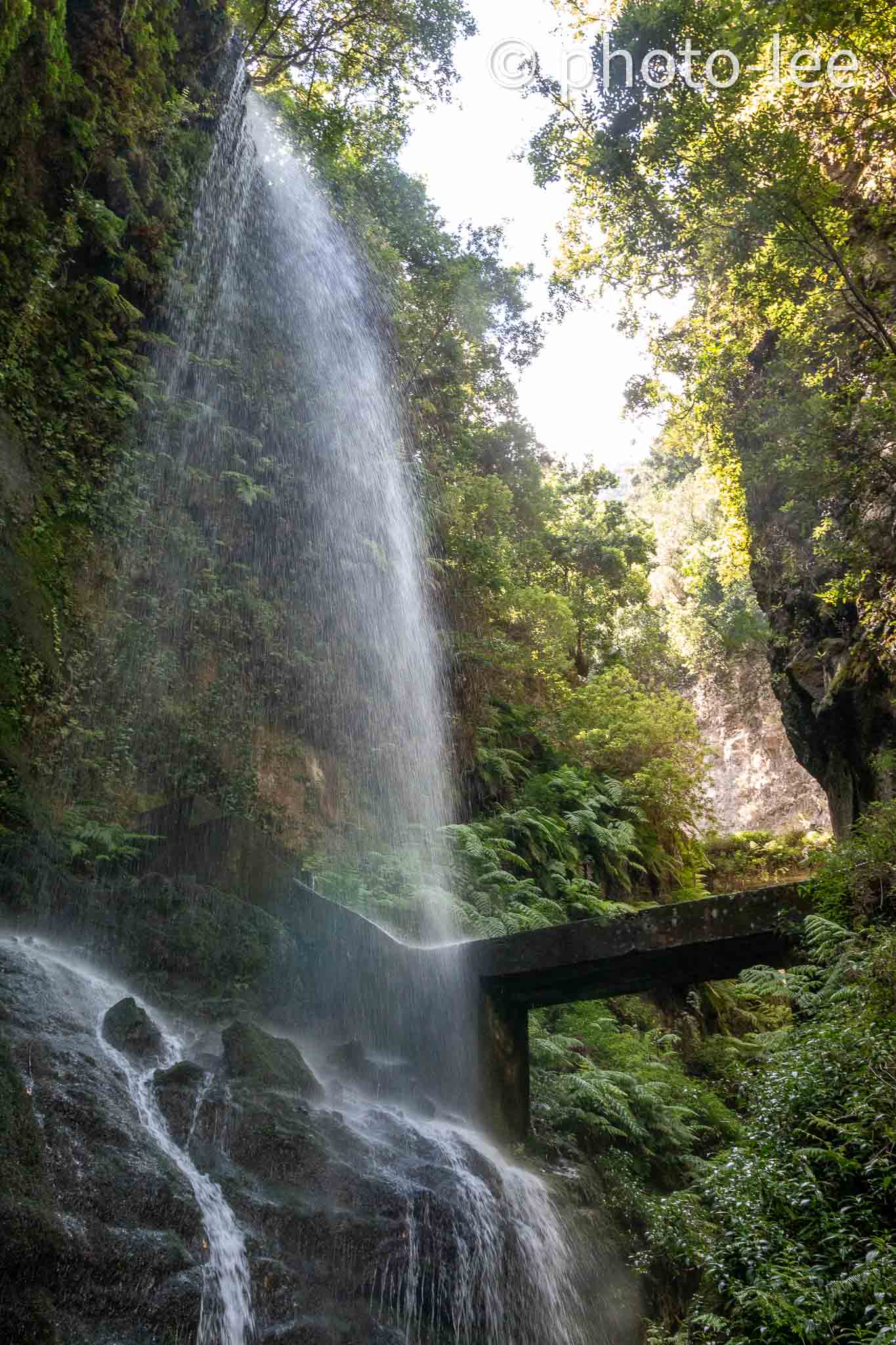 Ein Wasserfall in einer Schlucht
